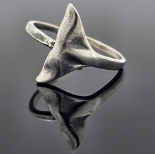 Load image into Gallery viewer, Whale Tail Ring