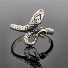 Load image into Gallery viewer, Snake-shaped Ring
