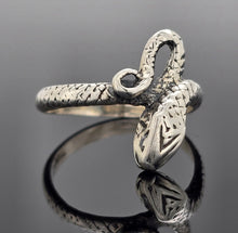 Load image into Gallery viewer, Snake-shaped Ring
